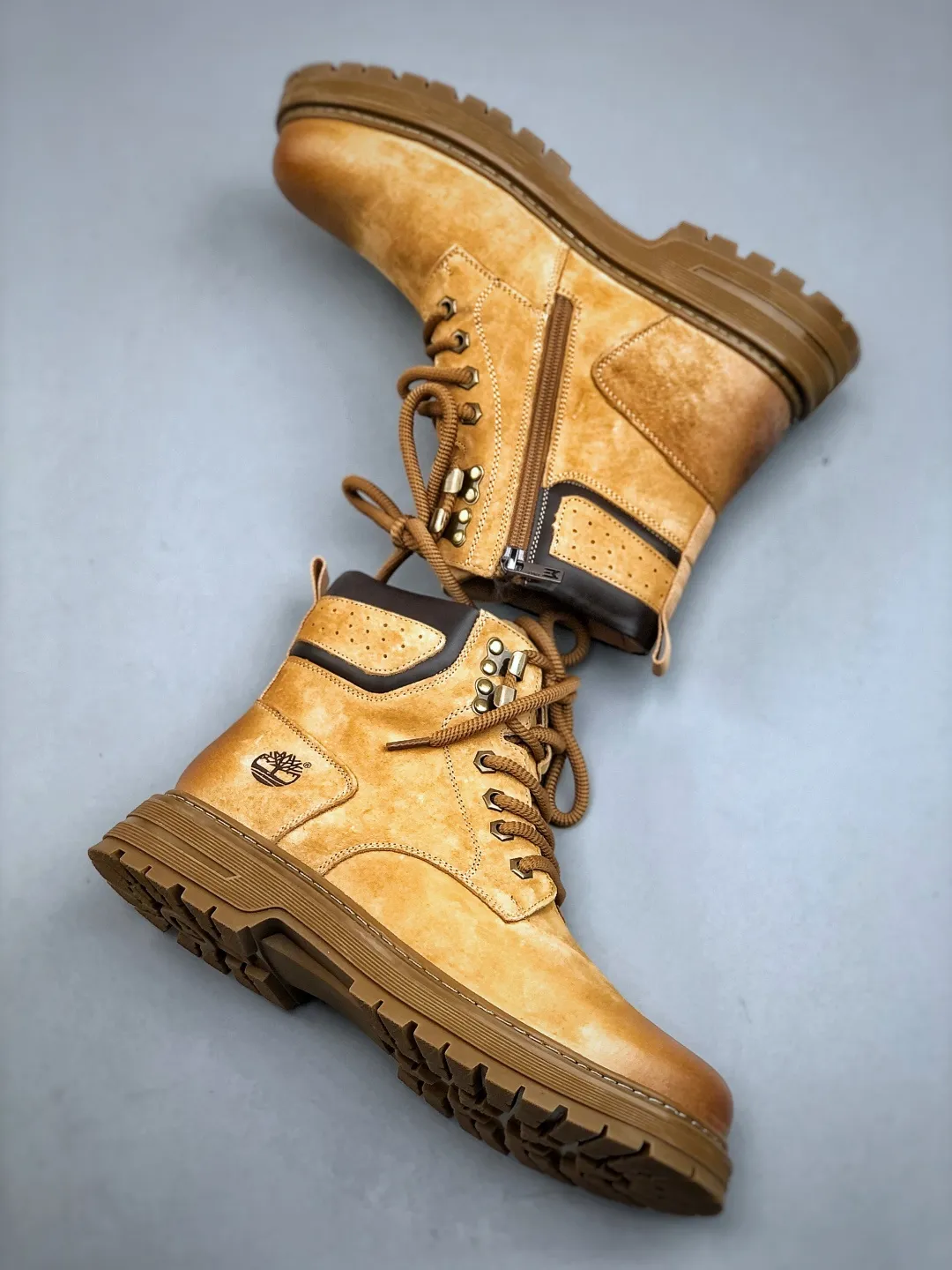 Local 💰560 support store opening new goods 🚀 #Timberland Timberland/Timberland New autumn and winter products Must-have outdoor casual rhubarb boots series for autumn and winter #Guangdong Dachang quality Original box original packaging Fashion and trend matching The fabric is made of Italian 🇮🇹 top matte fine-grained cowhide Light outsole with anti-odor and anti-corrosion genuine leather latex insoles From the outsole to the hardware, all are made from OEM raw materials Same as the original Goodyear's never-opening glue process. Good products don't kill pigs. The quality of the first order is strictly controlled. Exclusively released on the entire network. The quality is beyond doubt. The full set of official website unified packaging gives you a perfect wearing experience. The quality is exquisite and durable. A must-have for sportsmen. Specializes in not looking handsome. High-quality feet feel first-class. This winter, it is specially used for outdoor cold protection. Daily casual matching. Size: 38-44 (leather shoe size)